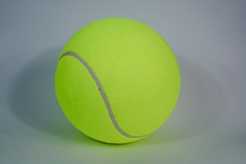 Duża piłka tenisowa
